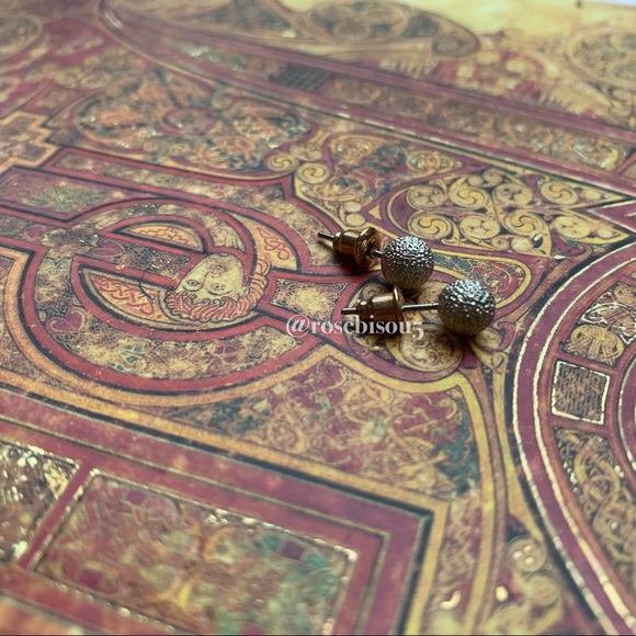 💋🆕Dainty Brushed Silver Ball Studs + Stippling - Picture 4 of 6